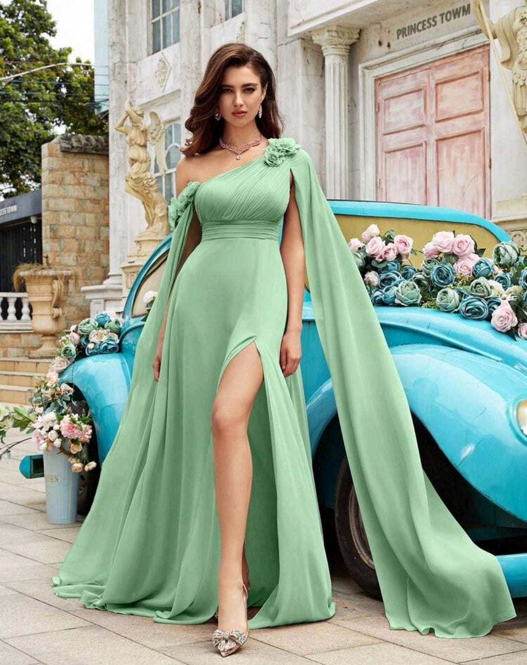 Vestido verde sage manga capa con abertura lateral