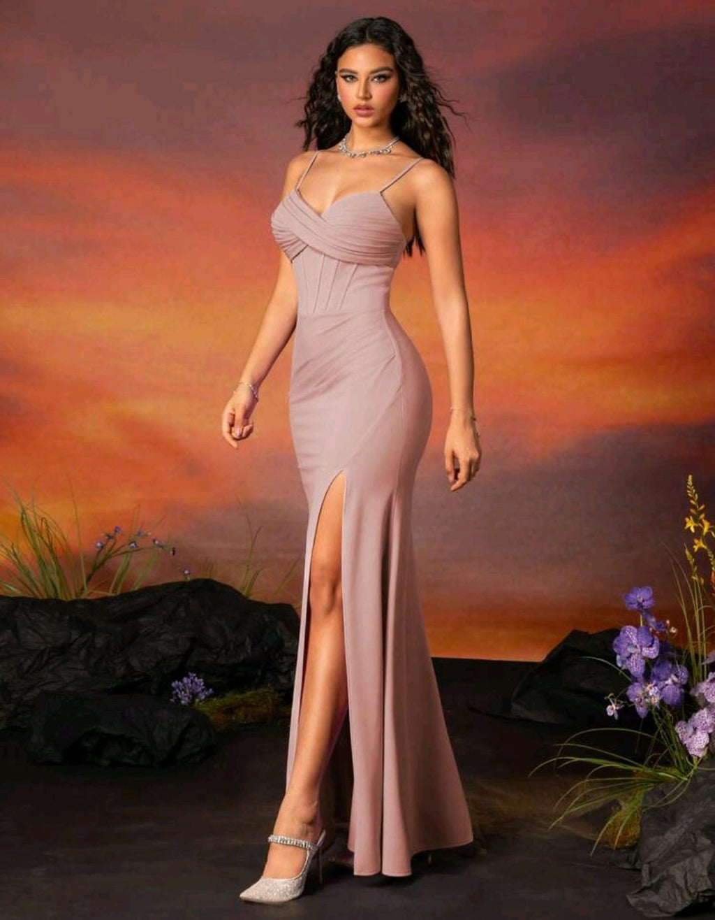 Vestido palo rosa con abertura lateral escote corazón