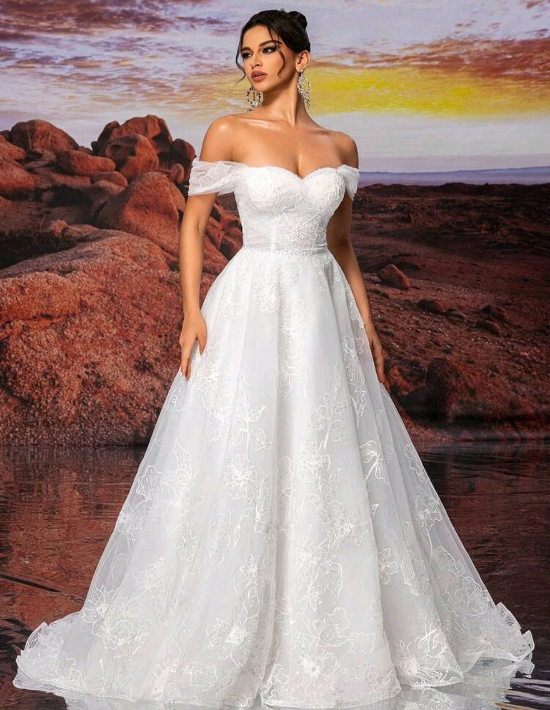 Vestido de Novia Floral con Hombros Caídos y Corsé Ajustable