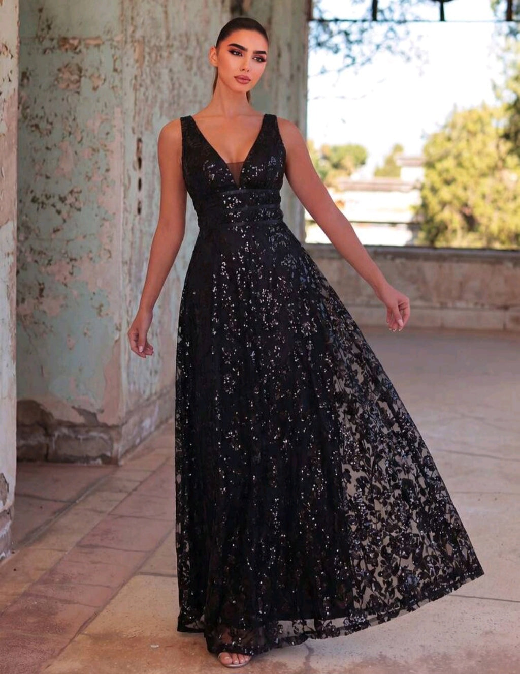 Vestido negro lentejuelas tirante grueso corte A