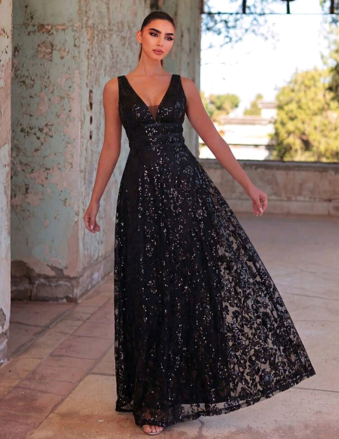 Vestido negro lentejuelas tirante grueso corte A