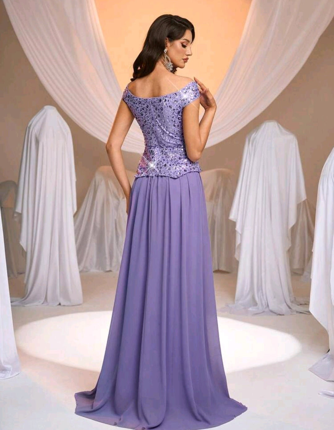 Vestido lila off-the-shoulder lentejuelas y falda chiffon