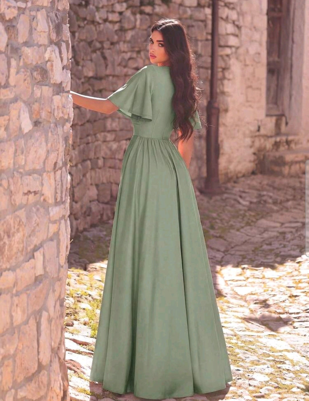 Vestido verde oliva claro corte A con escote pronunciado