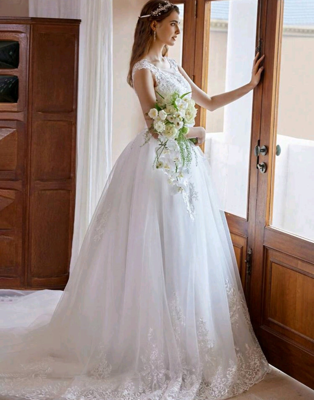 Vestido de Novia Princesa con Encaje Ilusión y Cola Catedral