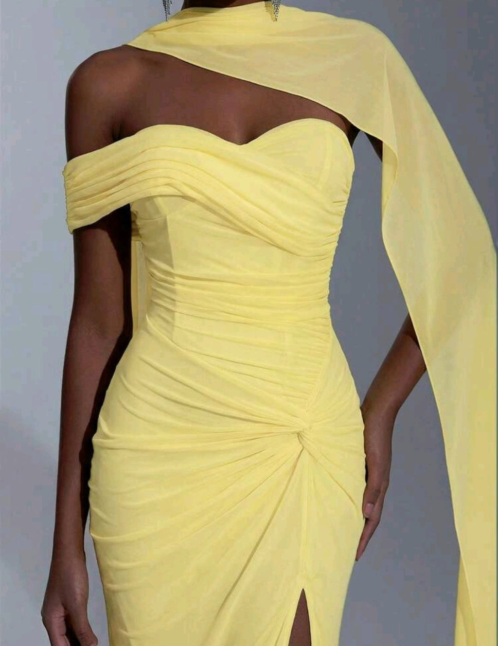 Vestido amarillo de una manga con abertura lateral stretch