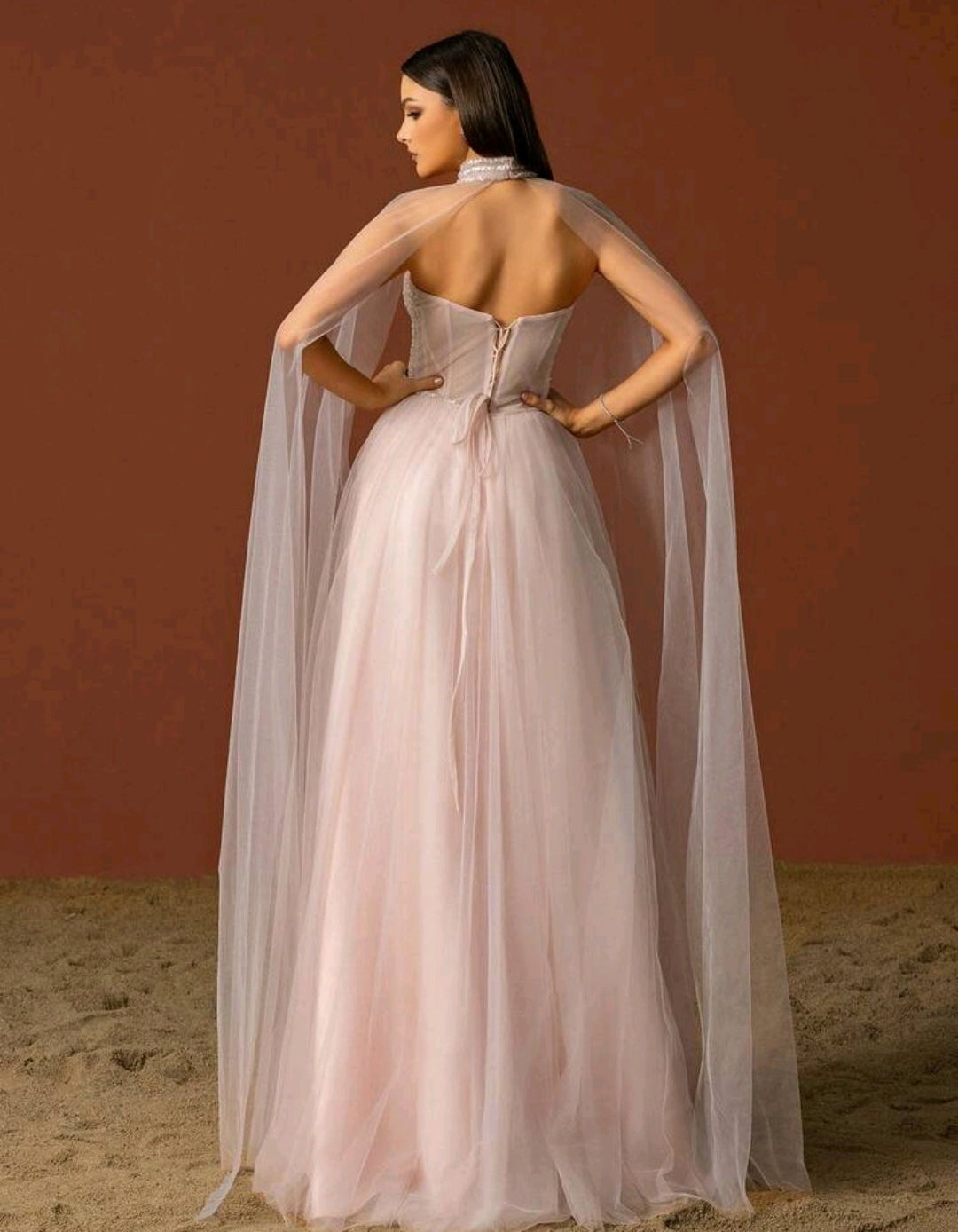 Vestido Sussy straple con manga capa tul y abertura lateral