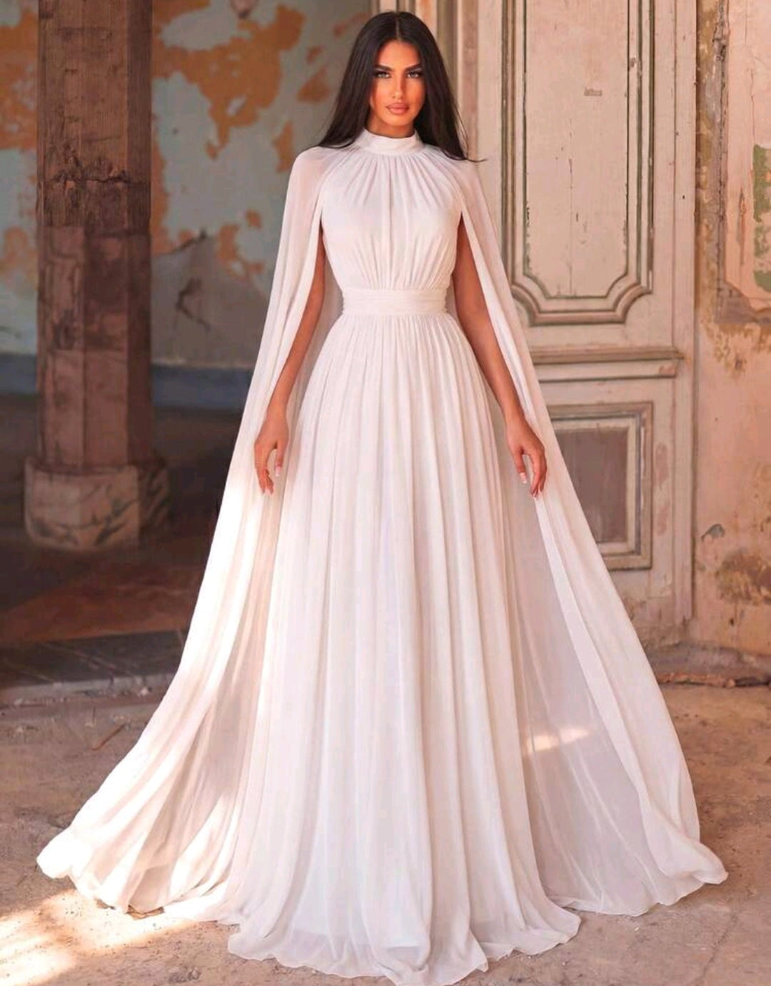 Vestido de Gala Etéreo con Capa Integrada y Falda de Gasa