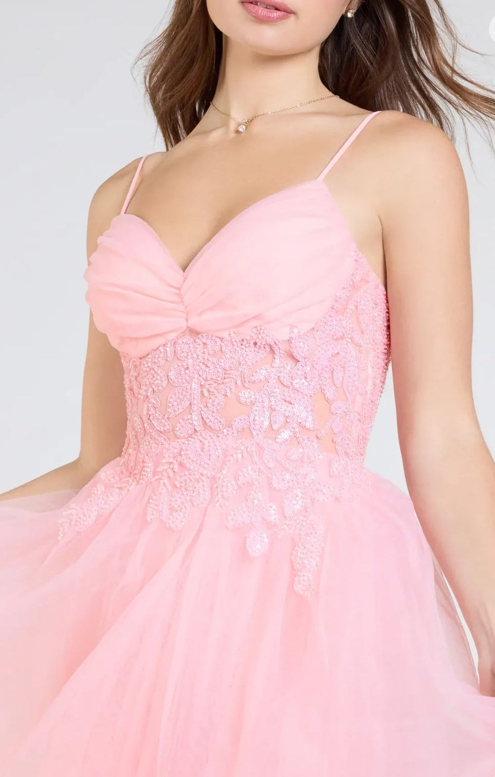 Vestido Alia coral pastel corte A con abertura lateral
