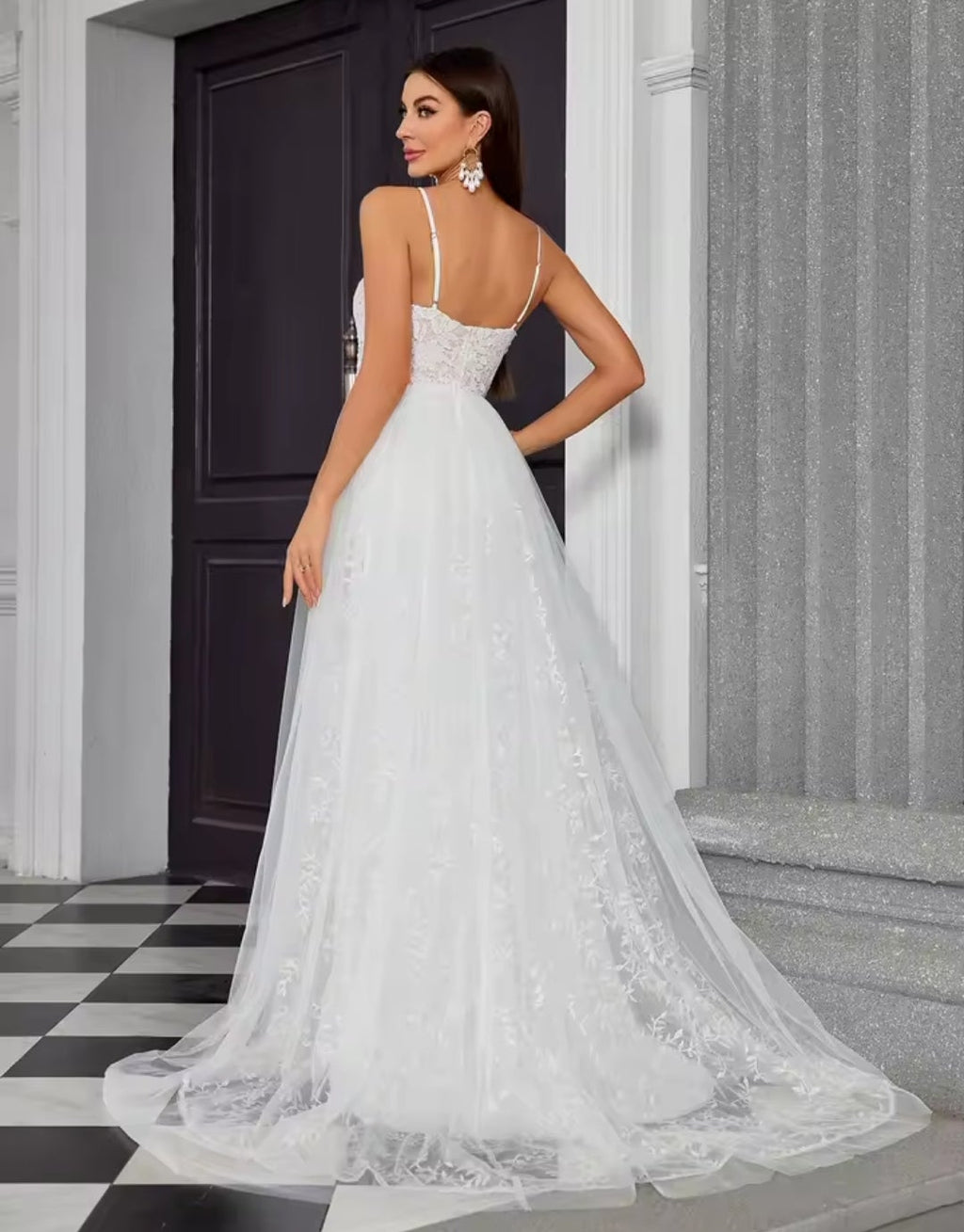 Vestido de Ensueño con Bordado de Hojas y Abertura Lateral