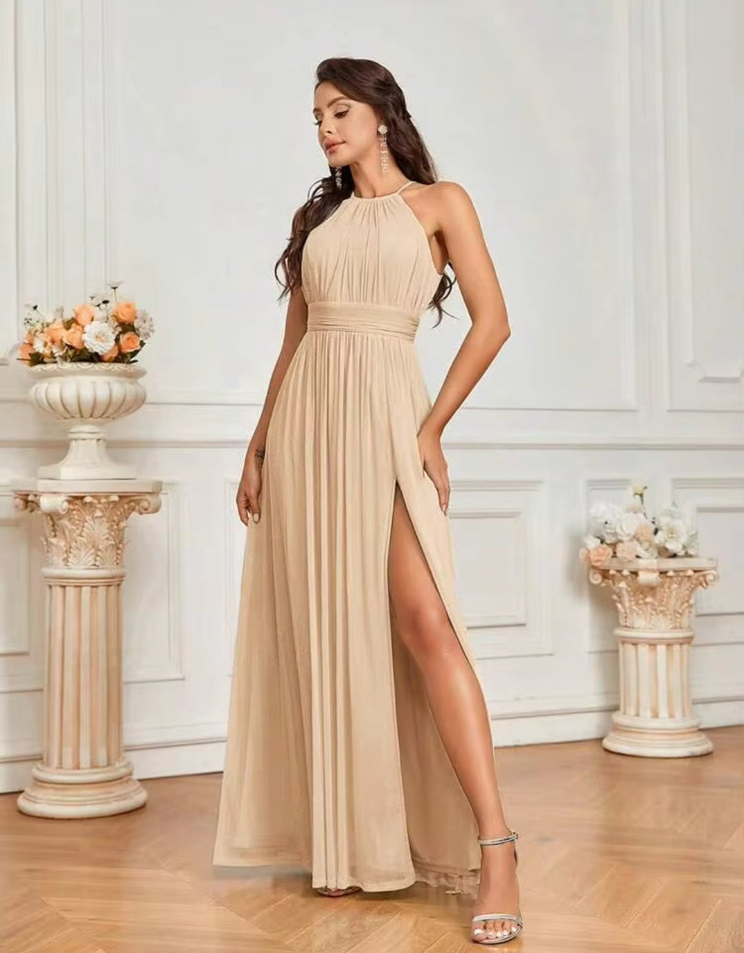 Vestido beige brillante cuello alto con abertura lateral