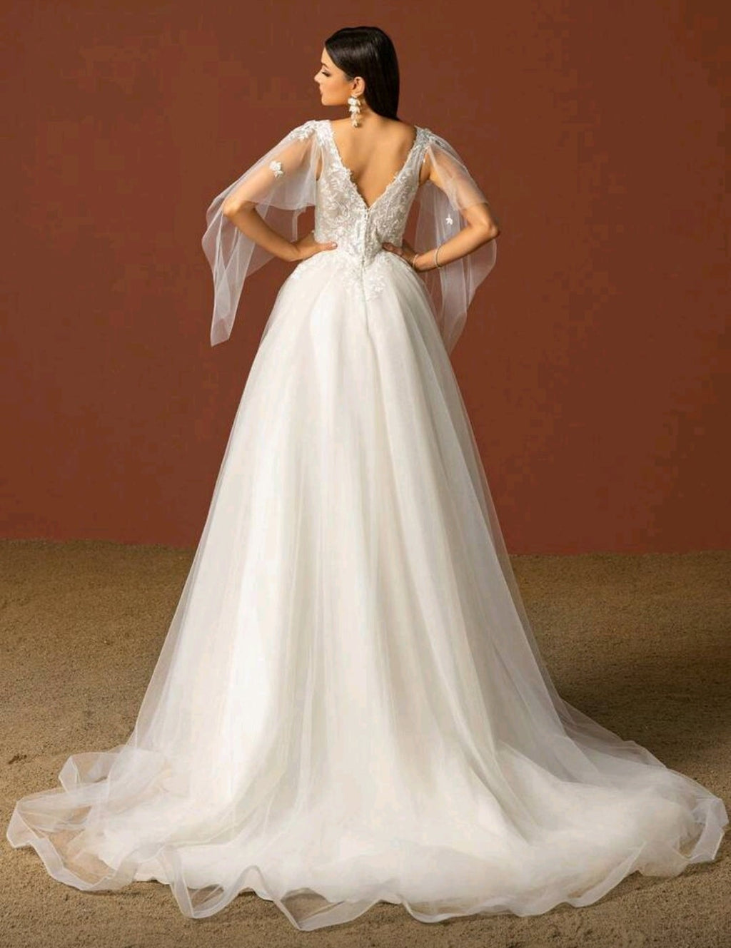 Vestido de Novia "Encanto Etéreo" con Mangas de Capa en Tul