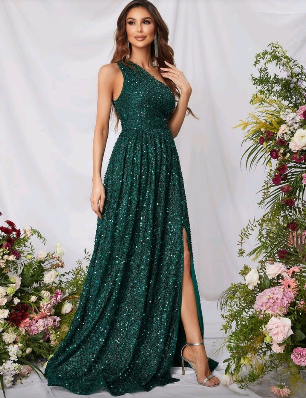 Vestido verde esmeralda de una manga con abertura lateral