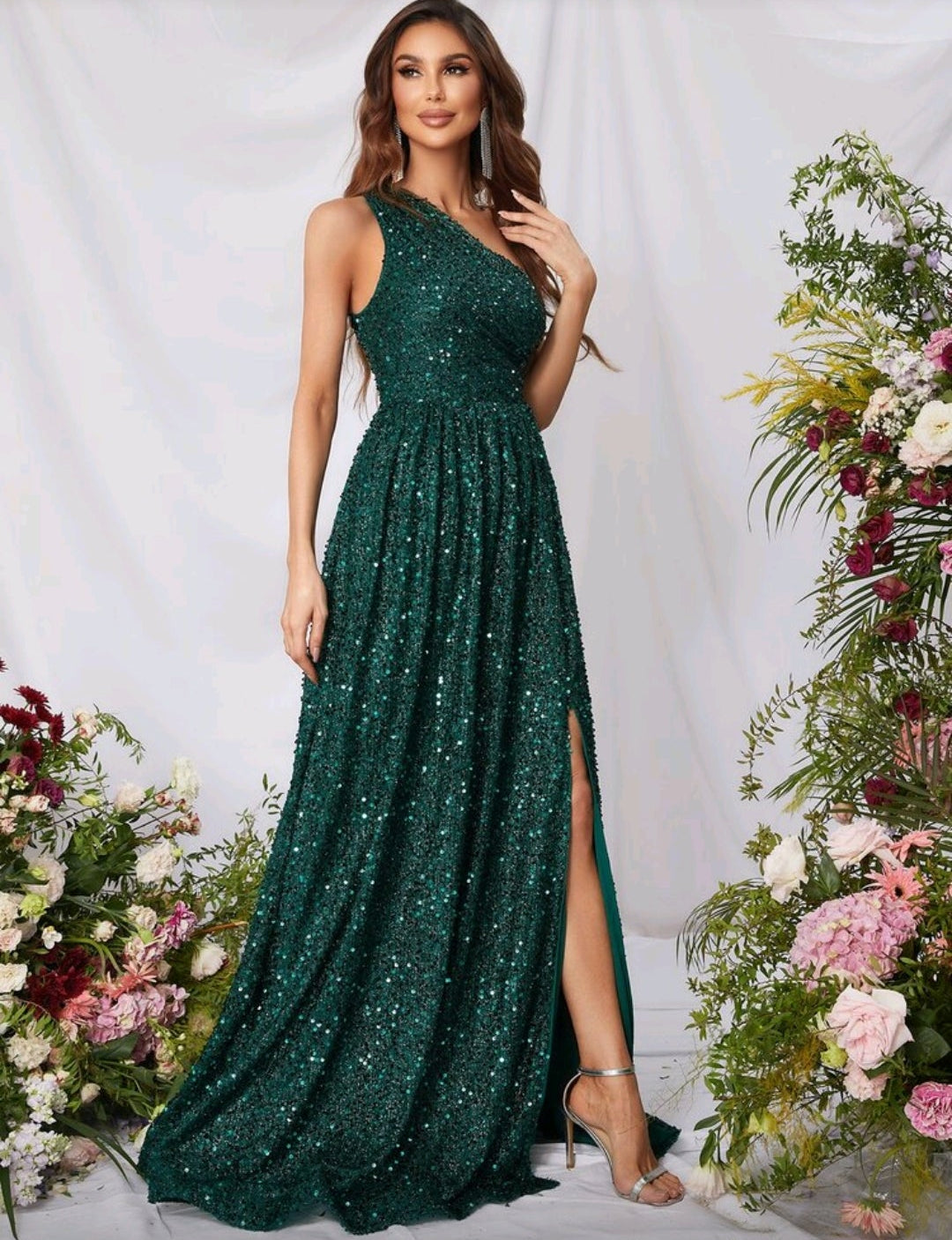 Vestido verde esmeralda de una manga con abertura lateral