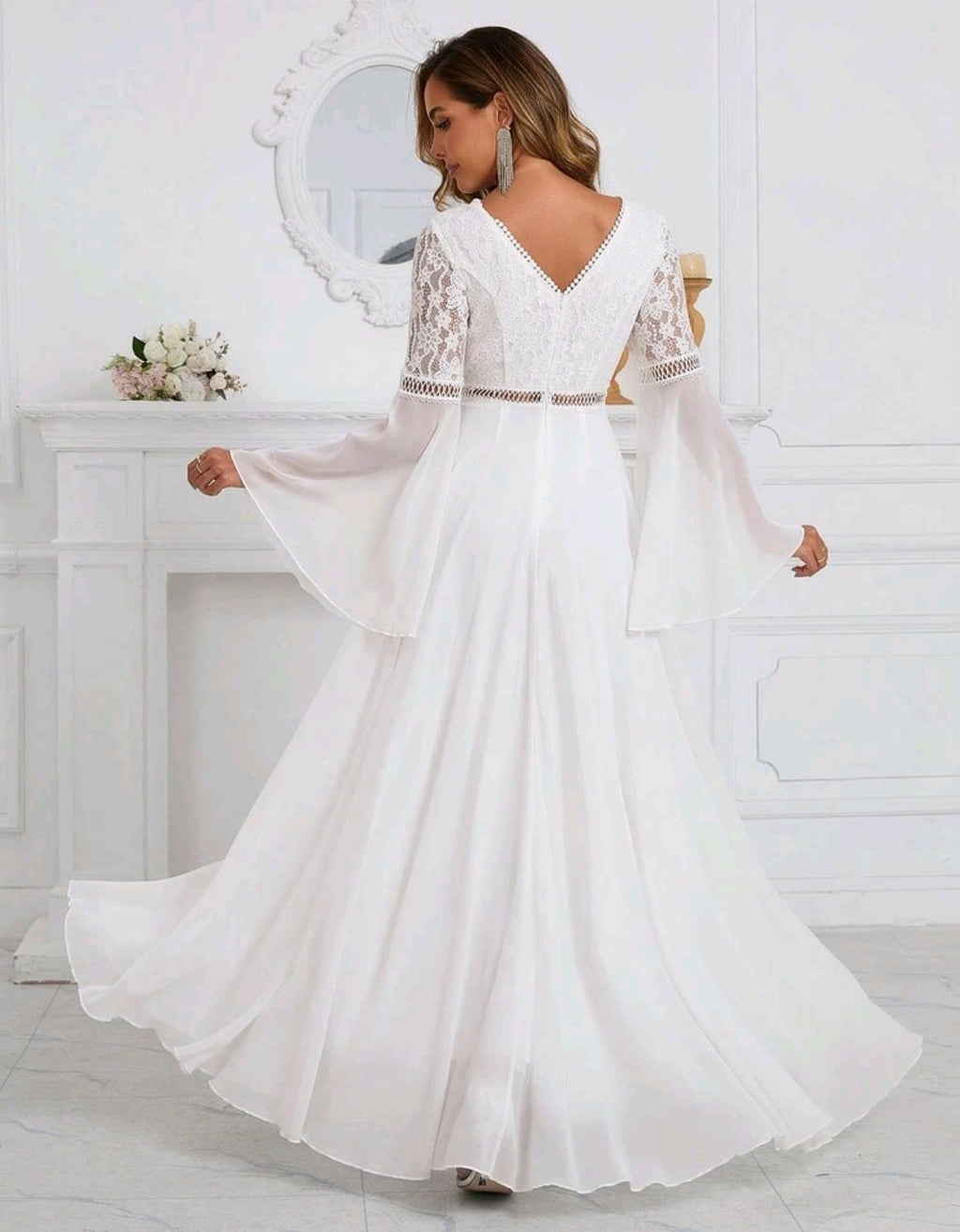 Vestido de Novia Etereo de Gasa con Mangas Campana Dramáticas y Detalles de Encaje – Pureza y Romance Bohemio
