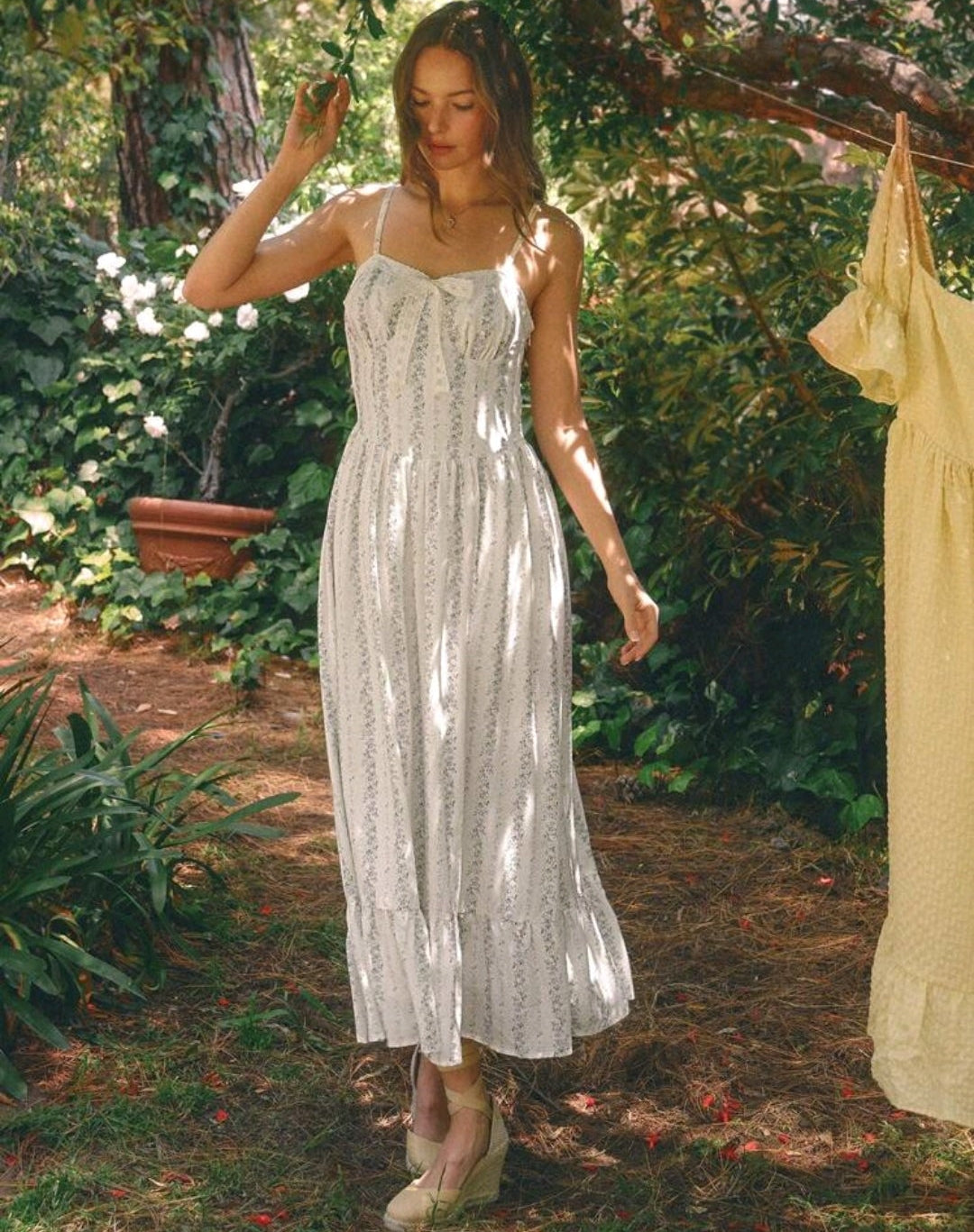 Vestido blanco con estampado flores pequeñas azules