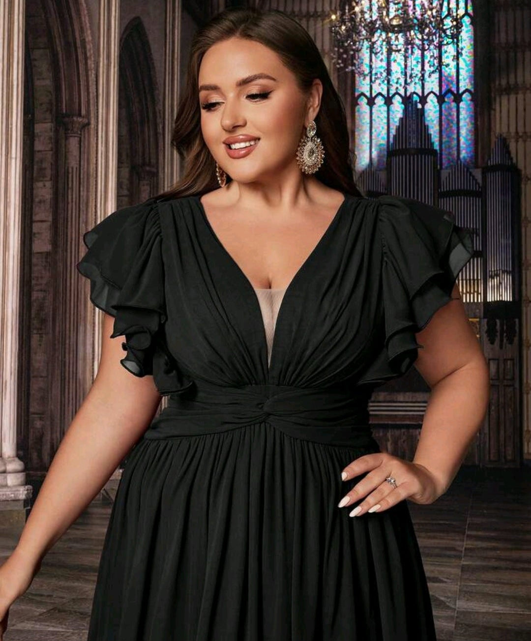 Vestido negro manga corta con abertura lateral