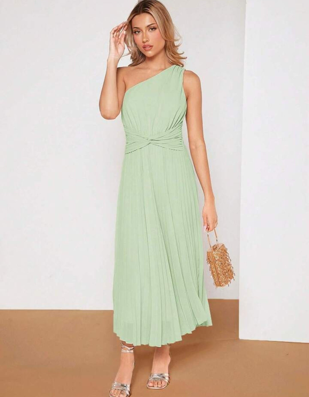 Vestido verde sage plisado formal midi