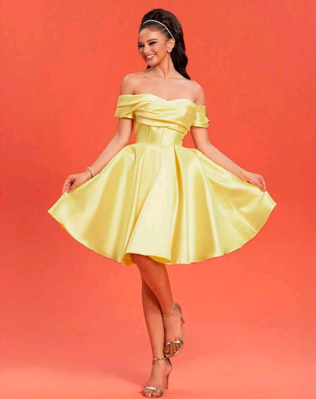 Vestido amarillo off-the-shoulder corte A