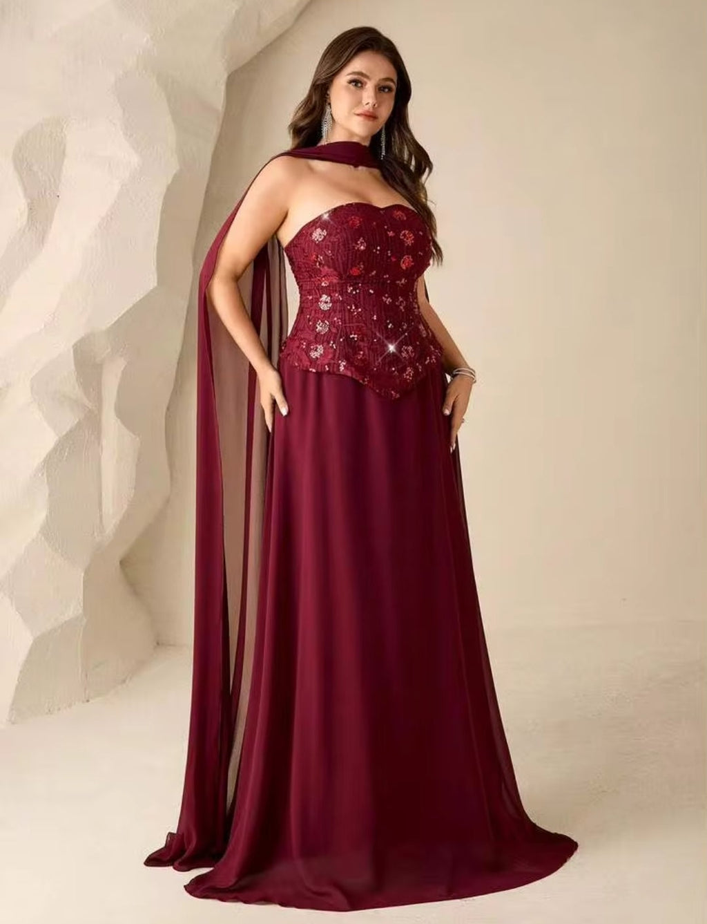 Vestido borgoña straple con aplicación lentejuelas y falda chiffon
