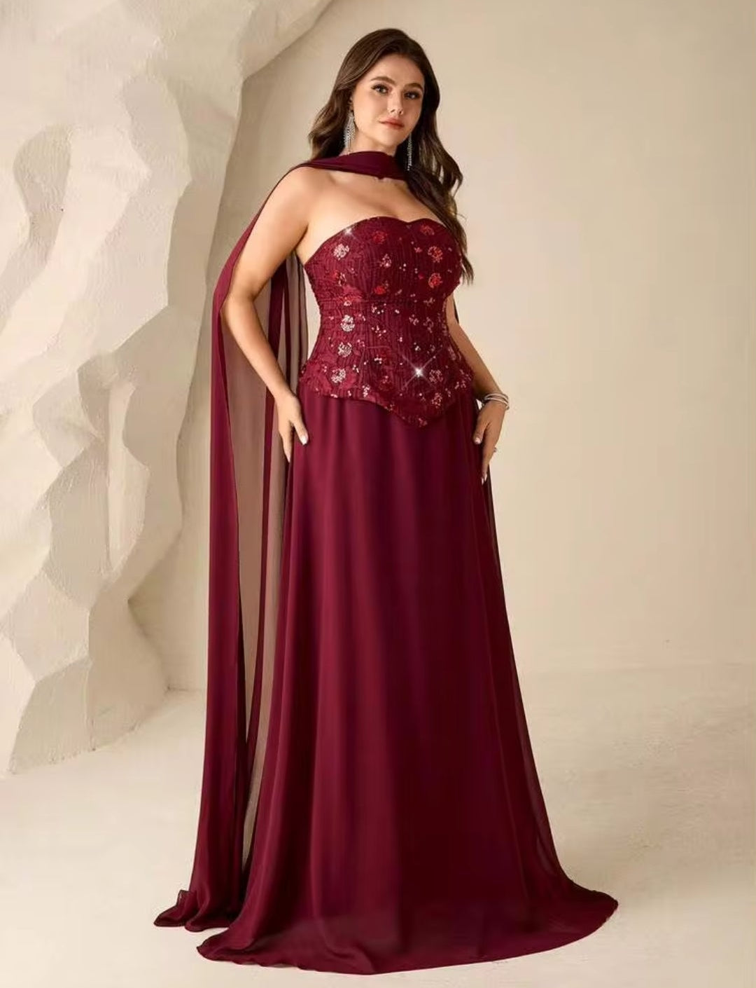 Vestido borgoña straple con aplicación lentejuelas y falda chiffon