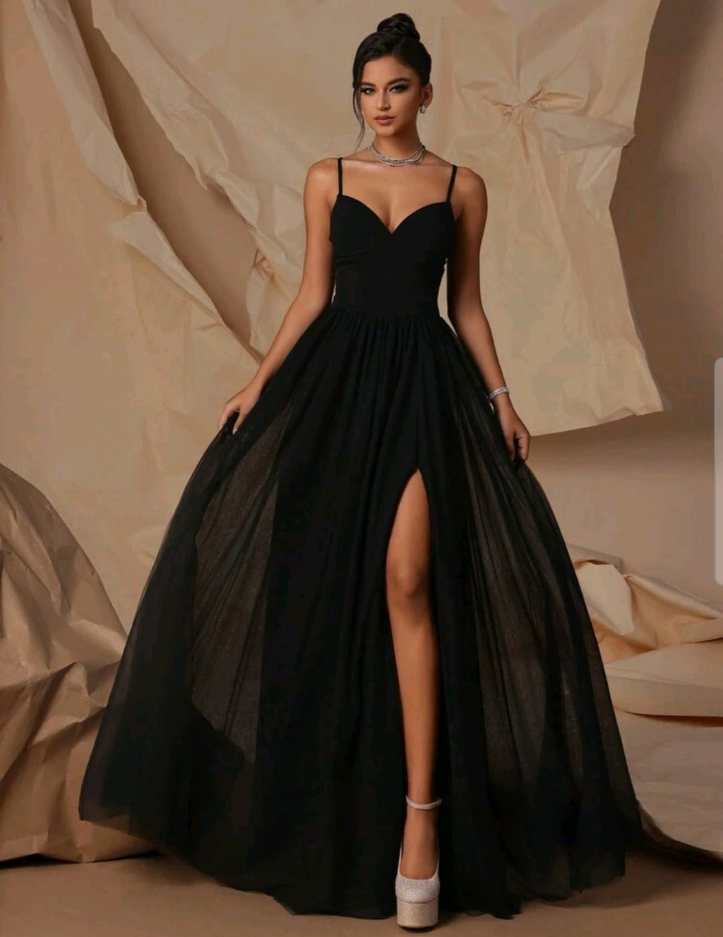 Vestido negro con abertura lateral falda de tul con corsé ajustable
