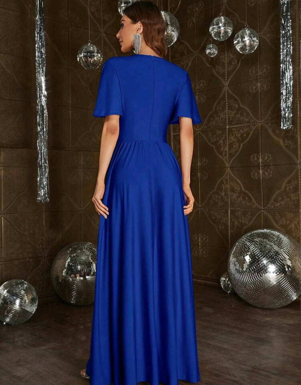 Vestido azul rey corte A con escote pronunciado