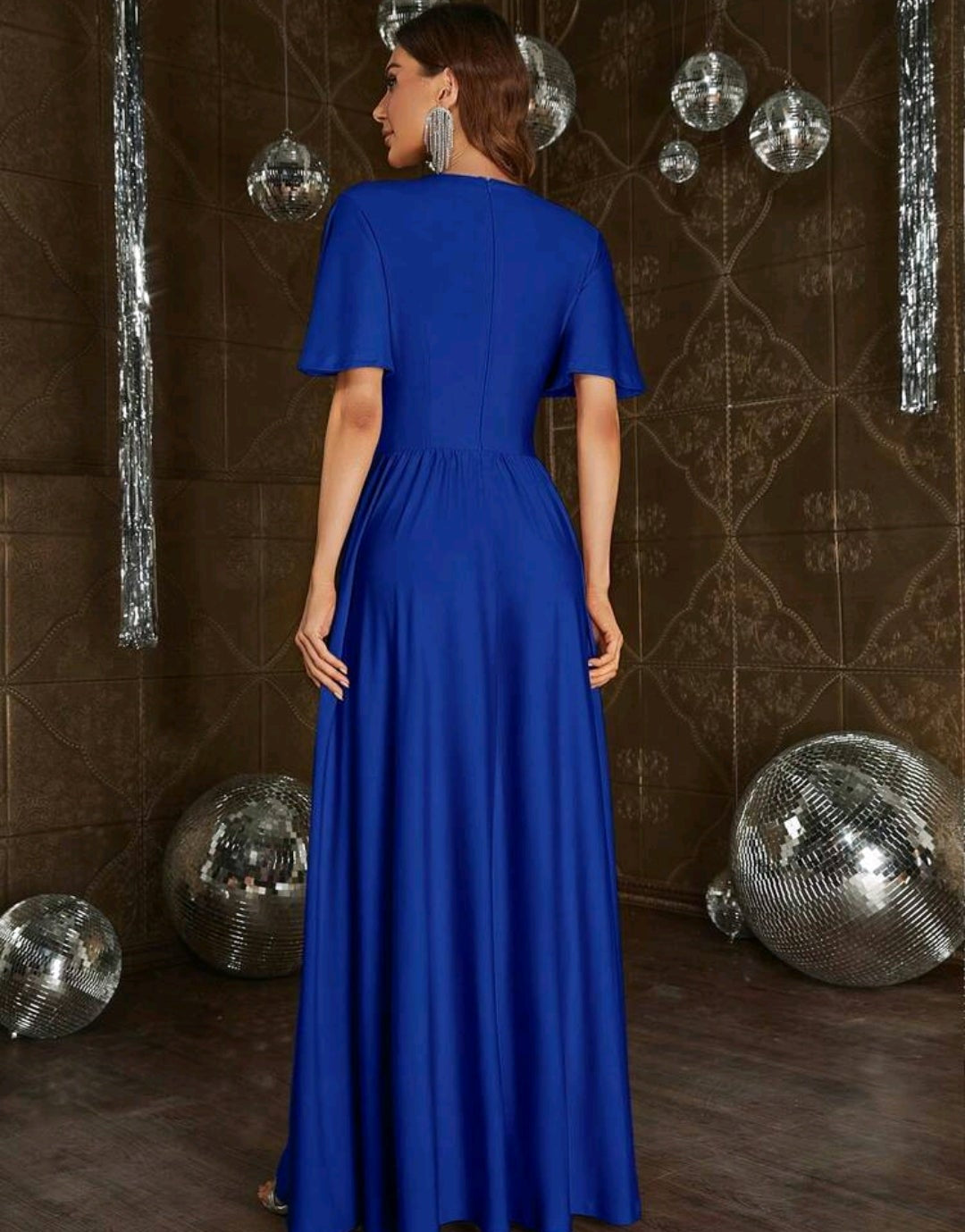 Vestido azul rey corte A con escote pronunciado