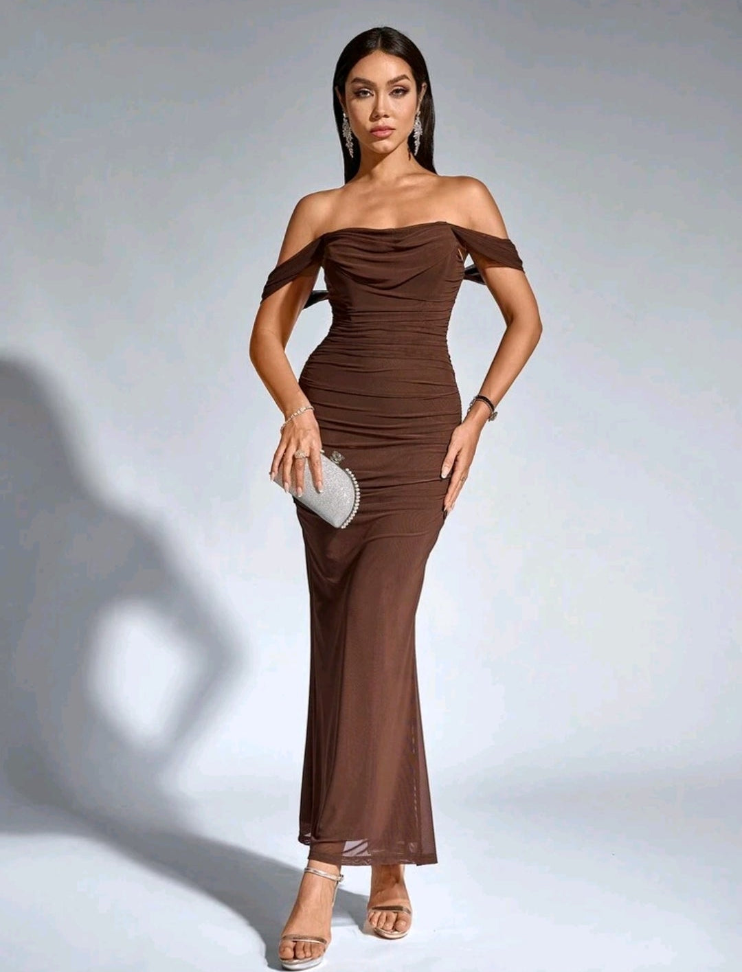 Vestido café off-the-shoulder largo formal