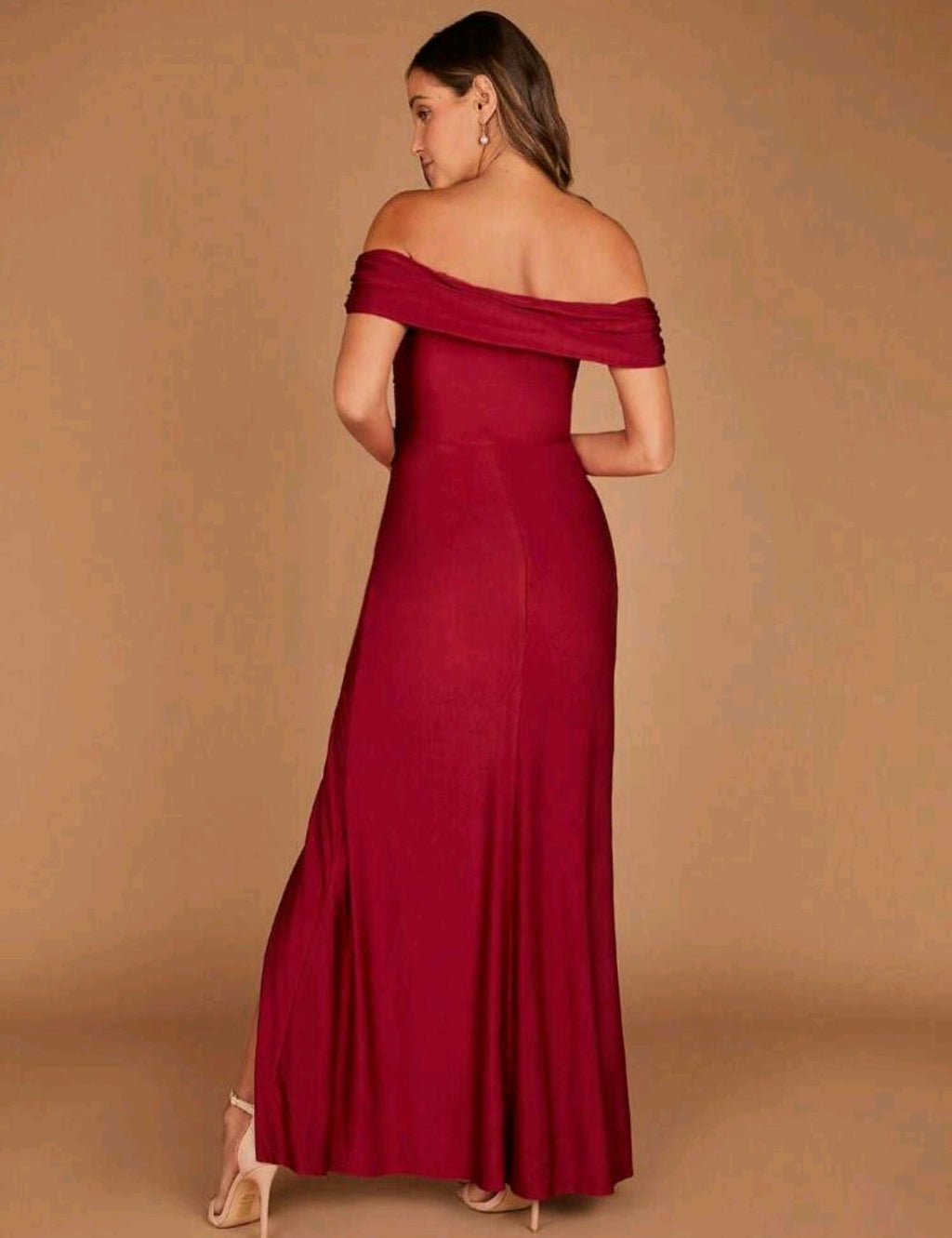 Vestido rojo vino satinado off-the-shoulder con abertura lateral