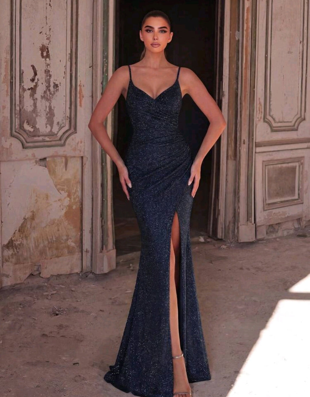 Vestido azul marino con brillo con escote corazón y abertura lateral