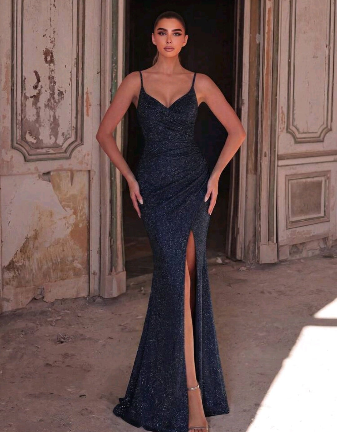 Vestido azul marino con brillo con escote corazón y abertura lateral