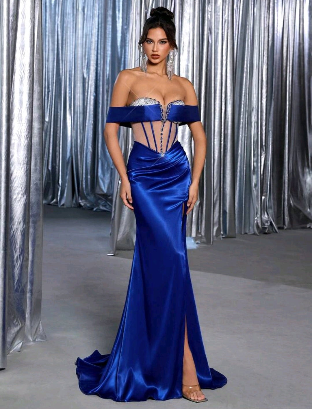 Vestido azul rey satinado con transparencia