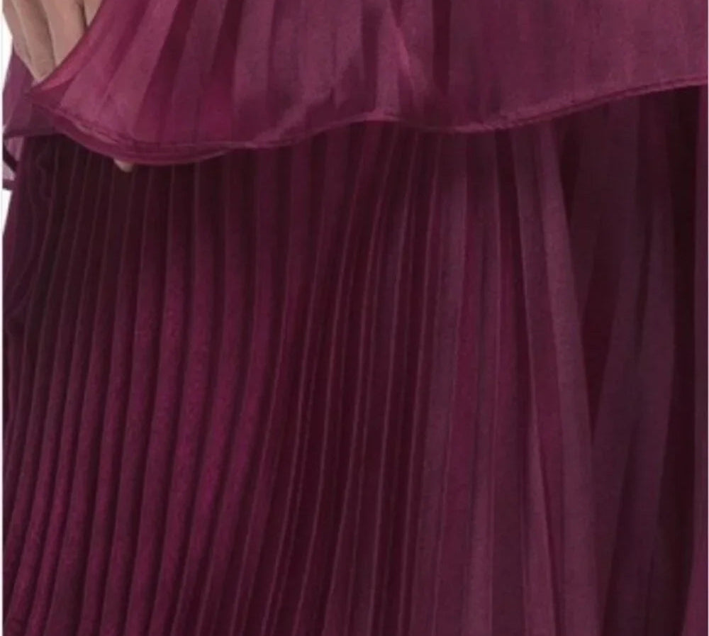 Vestido color eggplant pliasado falda capas tirante delgado brillo sutil