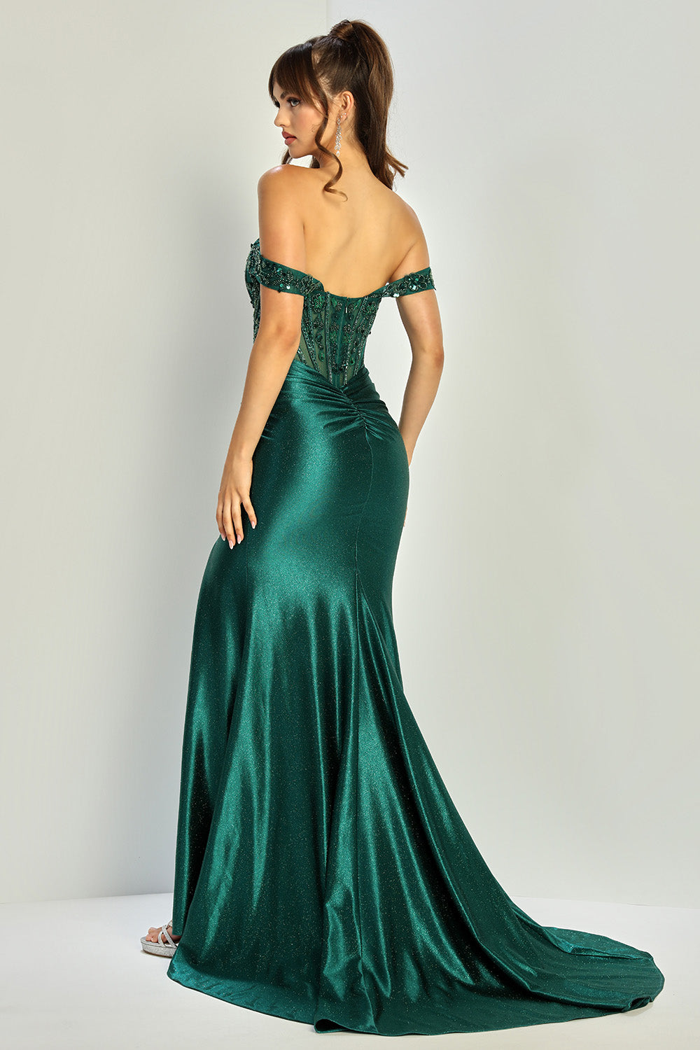 Vestido rojo off-the-shoulder brillante con abertura lateral y transparencia