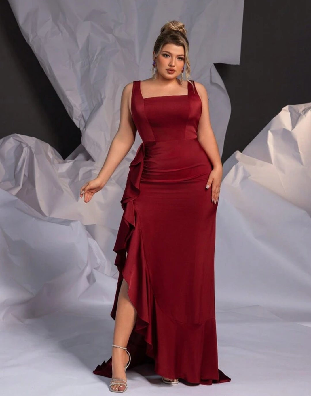 Vestido vino satinado con escote recto