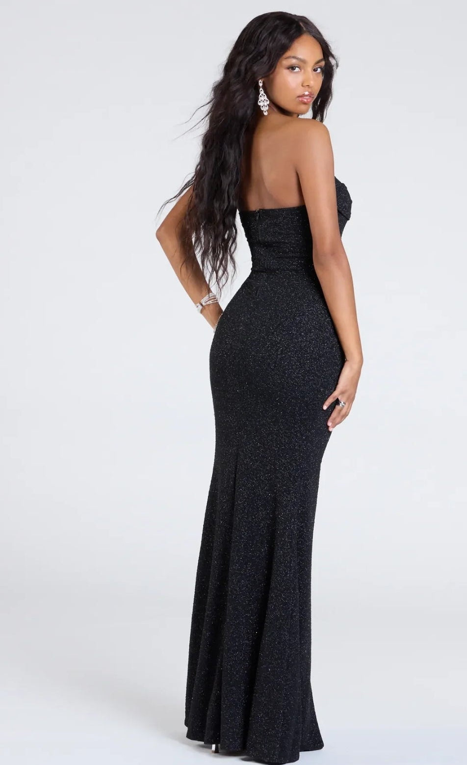 Vestido Danika negro straple brillante con abertura lateral