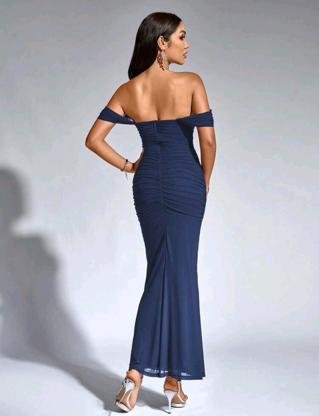Vestido azul marino off-the-shoulder pegado al cuerpo