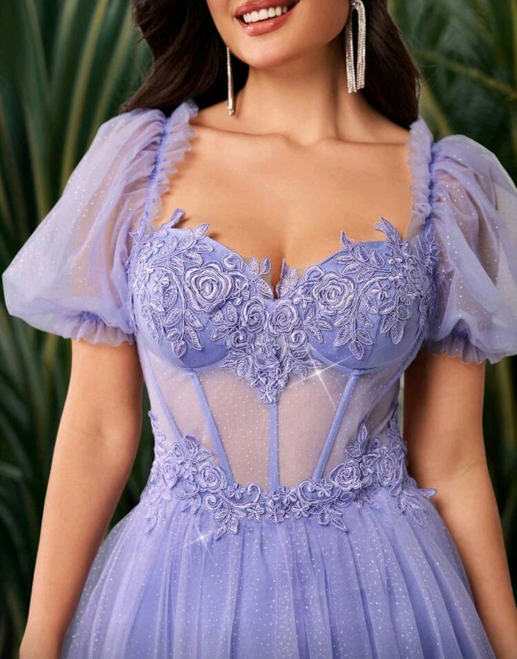 Vestido lila mido con escote corazón y transparencia