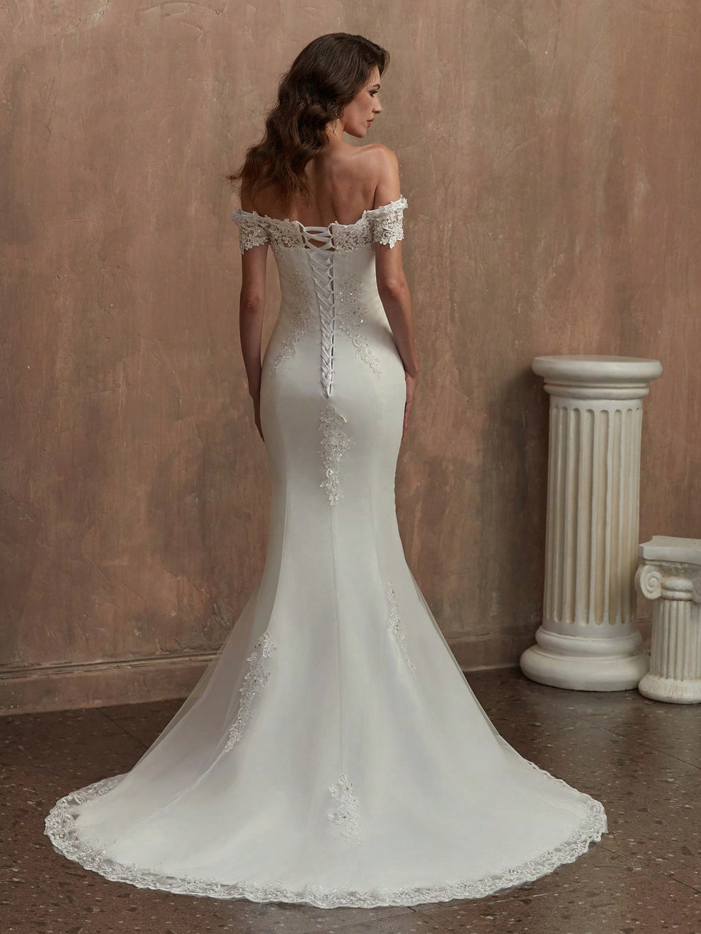 Vestido de novia encaje floral bordado y sutiles aplicaciones de pedrería que aportan brillo.
