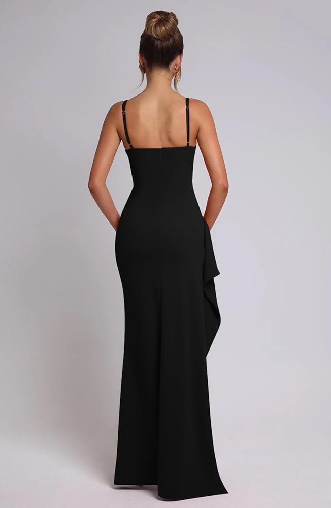 Vestido negro pegado al cuerpo con escote pronunciado