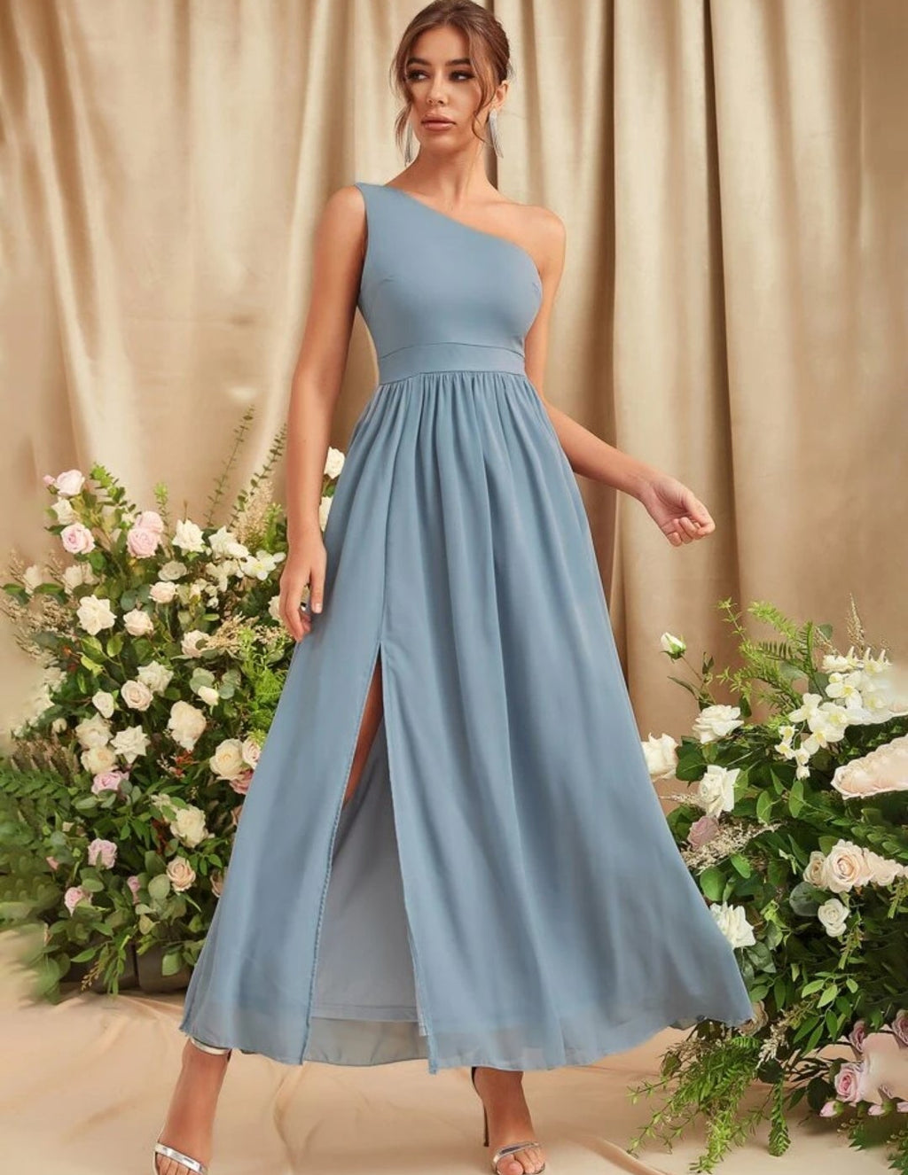 Vestido dusty blue una manga con abertura lateral