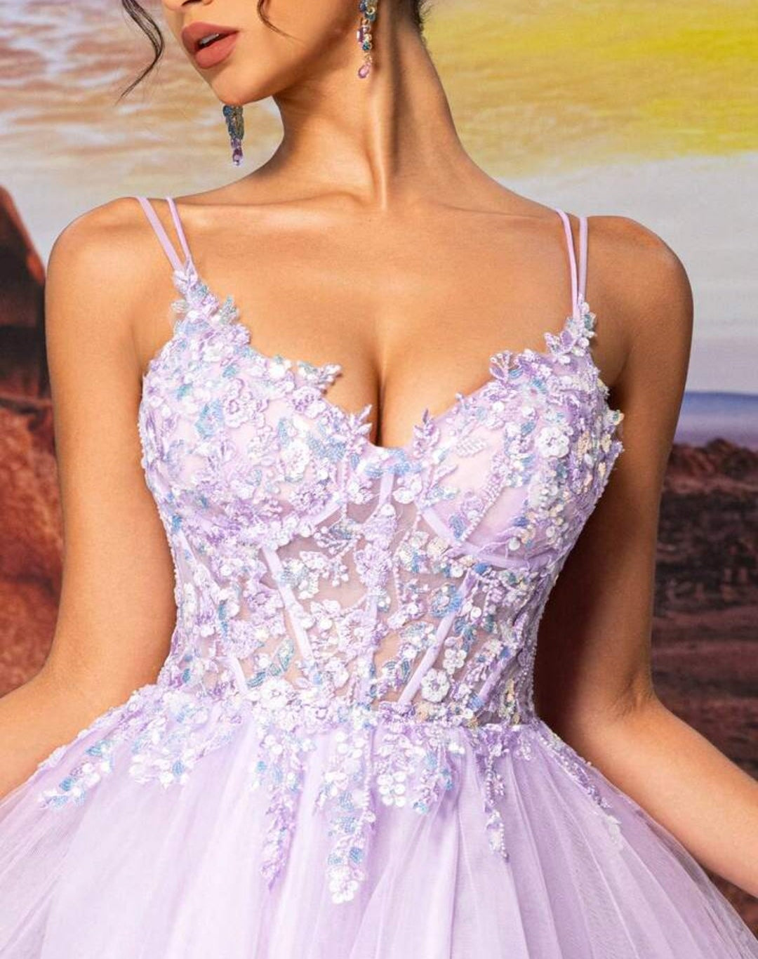 Vestido lila con aplicación tornasol y falda tul