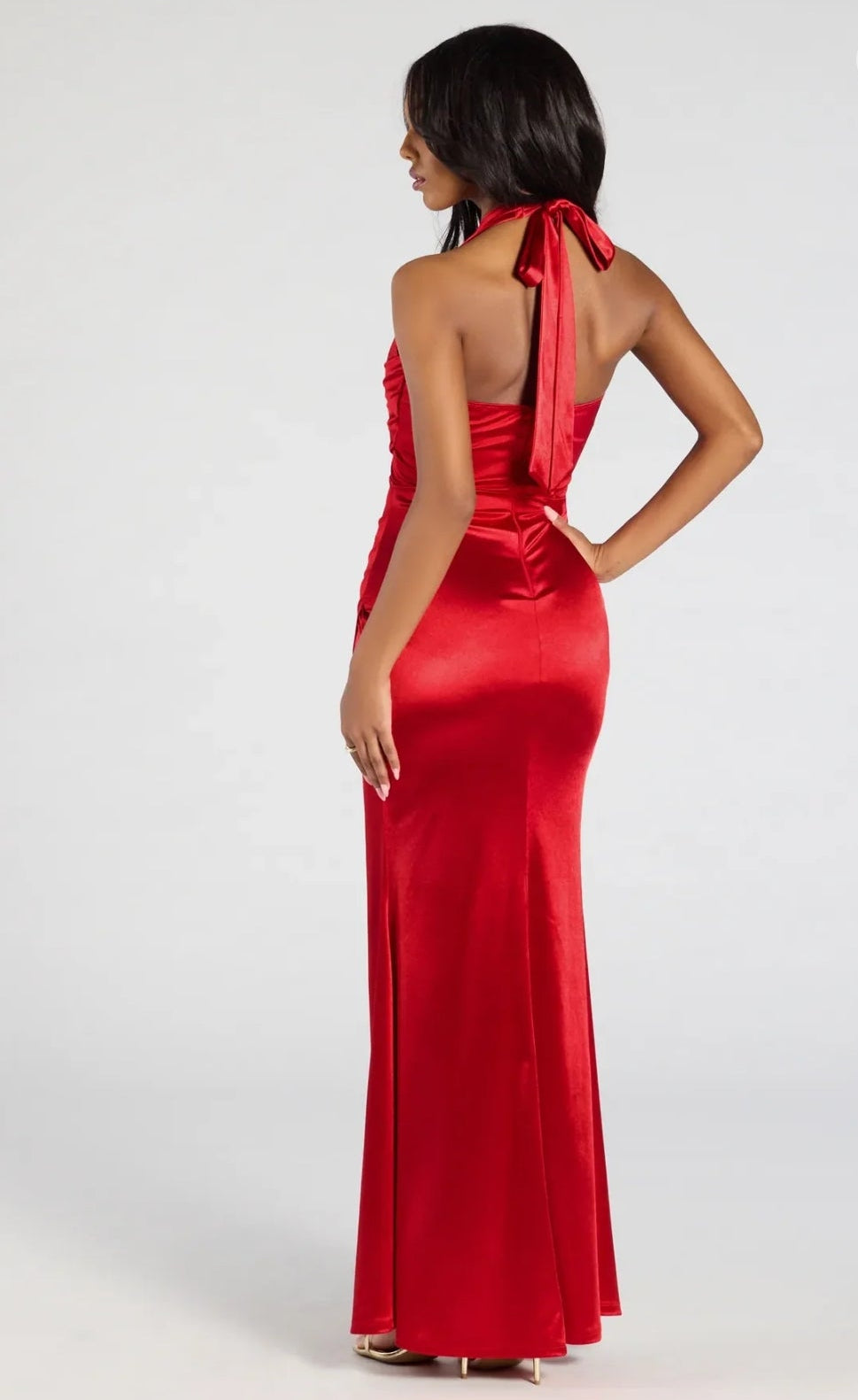 Vestido Joanne rojo satinado halter con abertura lateral