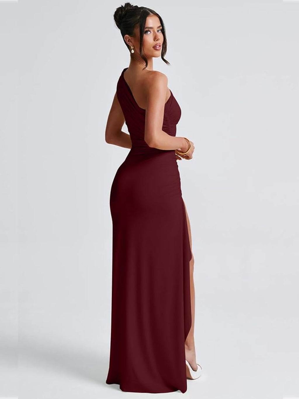Vestido borgoña de una manga y abertura lateral