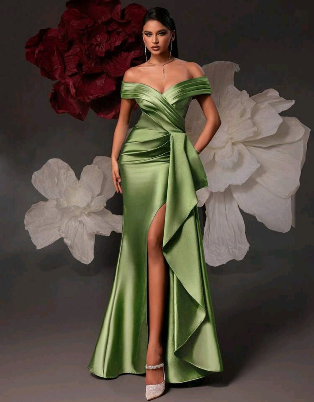 Vestido verde oliva con abertura lateral off-the-shoulder
