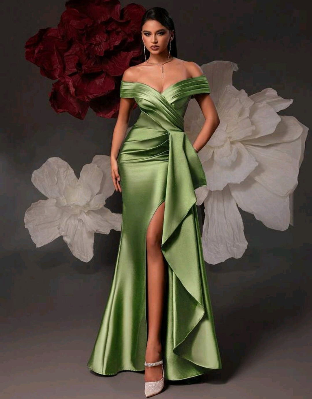 Vestido verde oliva con abertura lateral off-the-shoulder