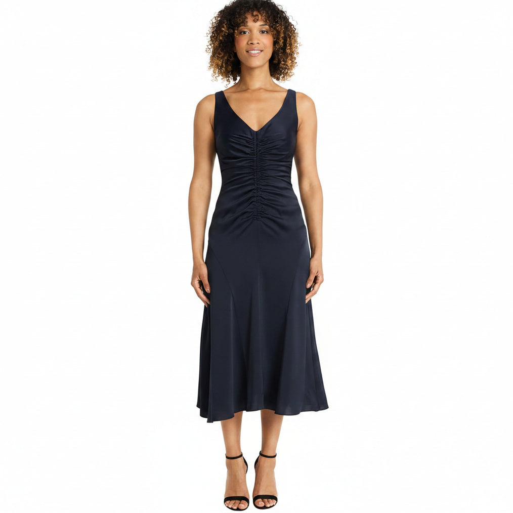 Vestido azul oscuro satinado con escote en V