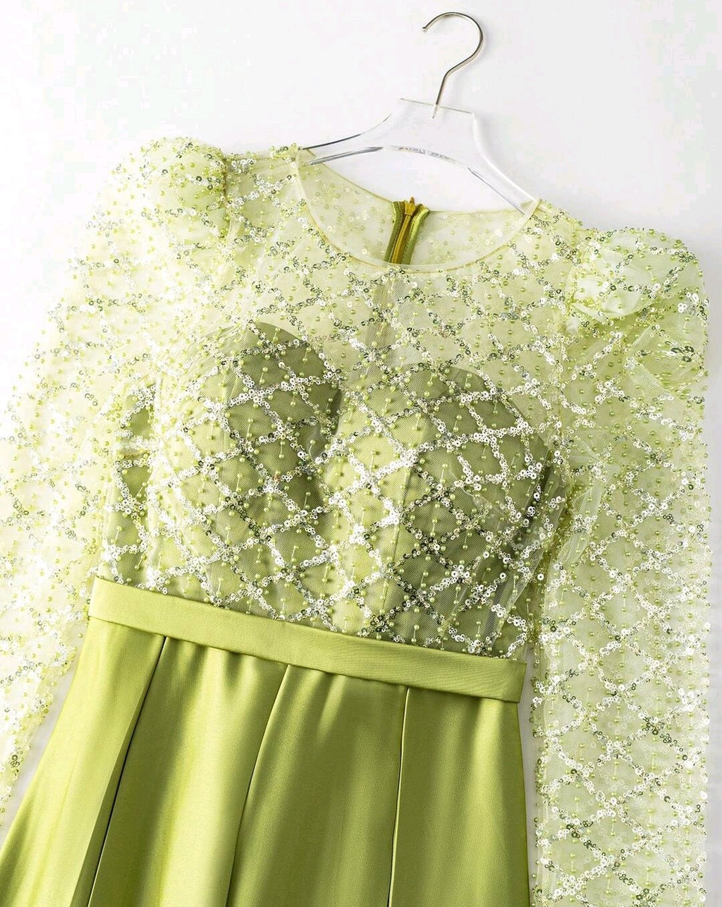 Vestido manga larga con espalda transparencia falda satinada