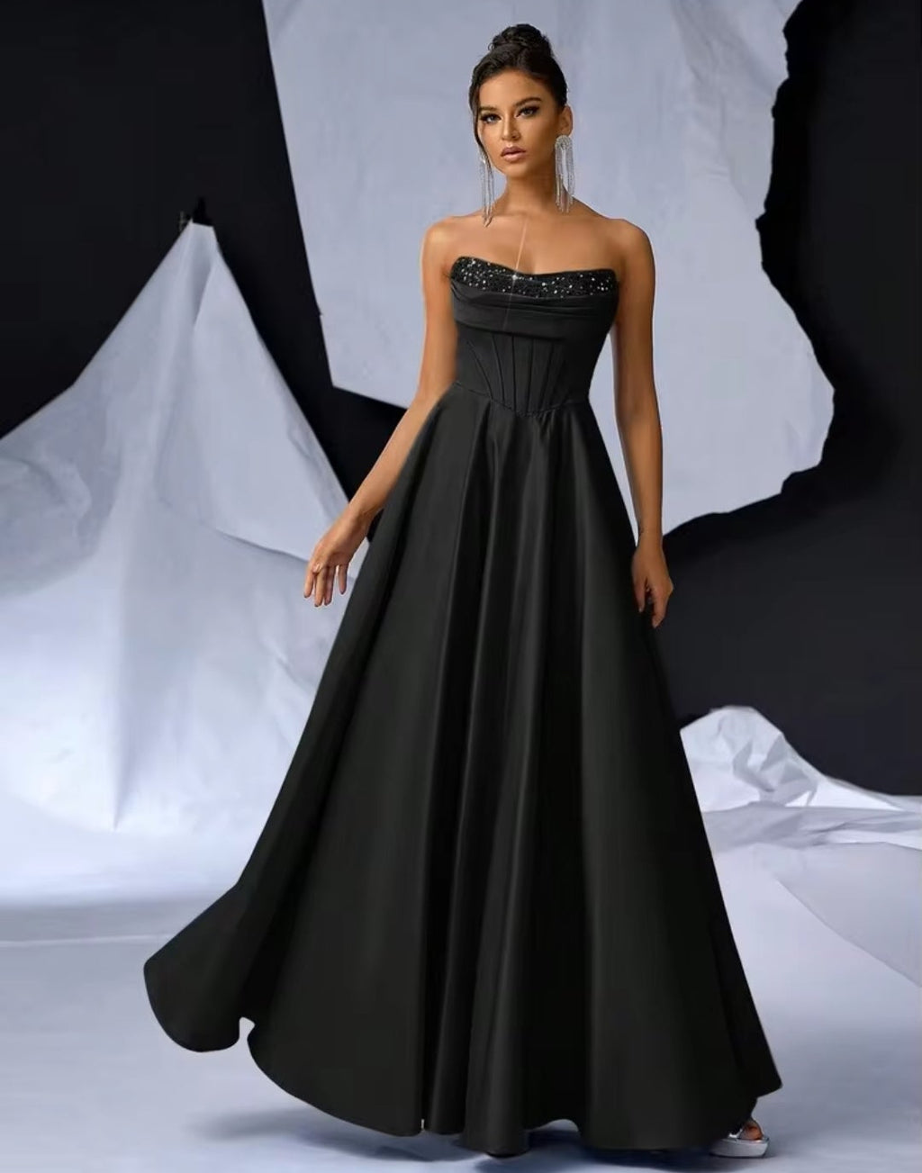 Vestido negro straple corte A satinado