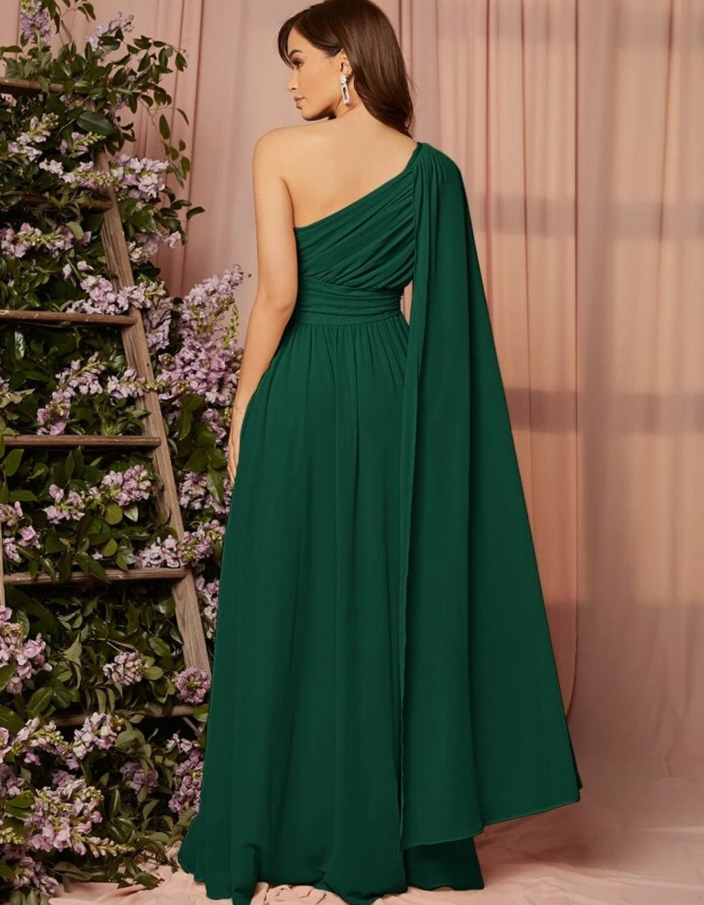 Vestido verde esmeralda de una manga capa